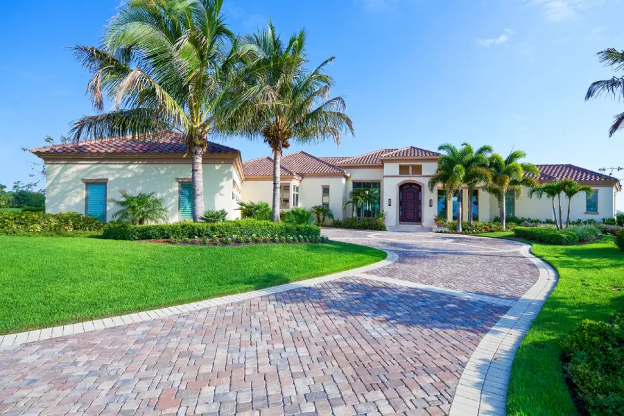 Buy vs rent – comparing homeownership benefits and renting costs in Tampa.
